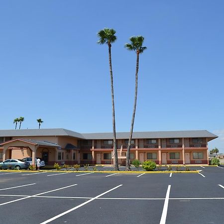 Deluxe Inn And Suites Уэслако Экстерьер фото