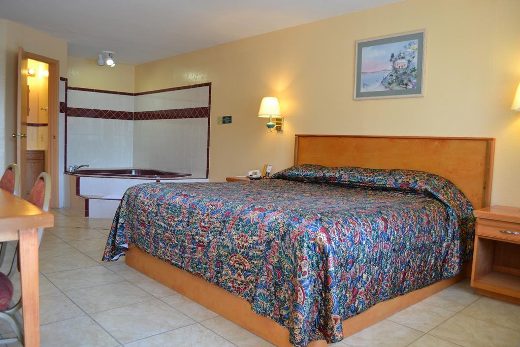 Deluxe Inn And Suites Уэслако Экстерьер фото