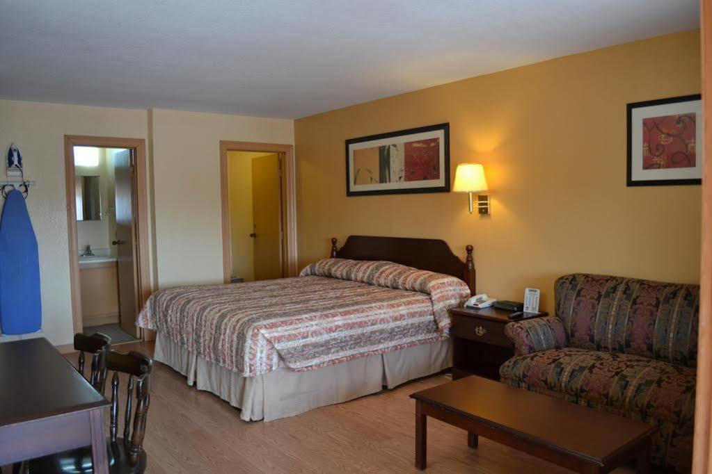 Deluxe Inn And Suites Уэслако Экстерьер фото
