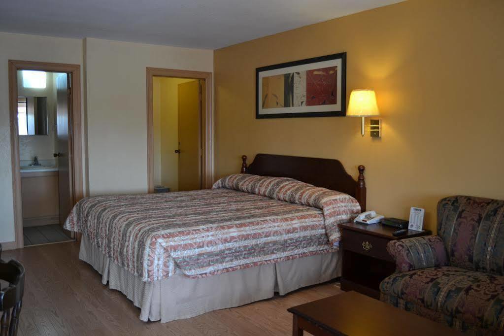 Deluxe Inn And Suites Уэслако Экстерьер фото