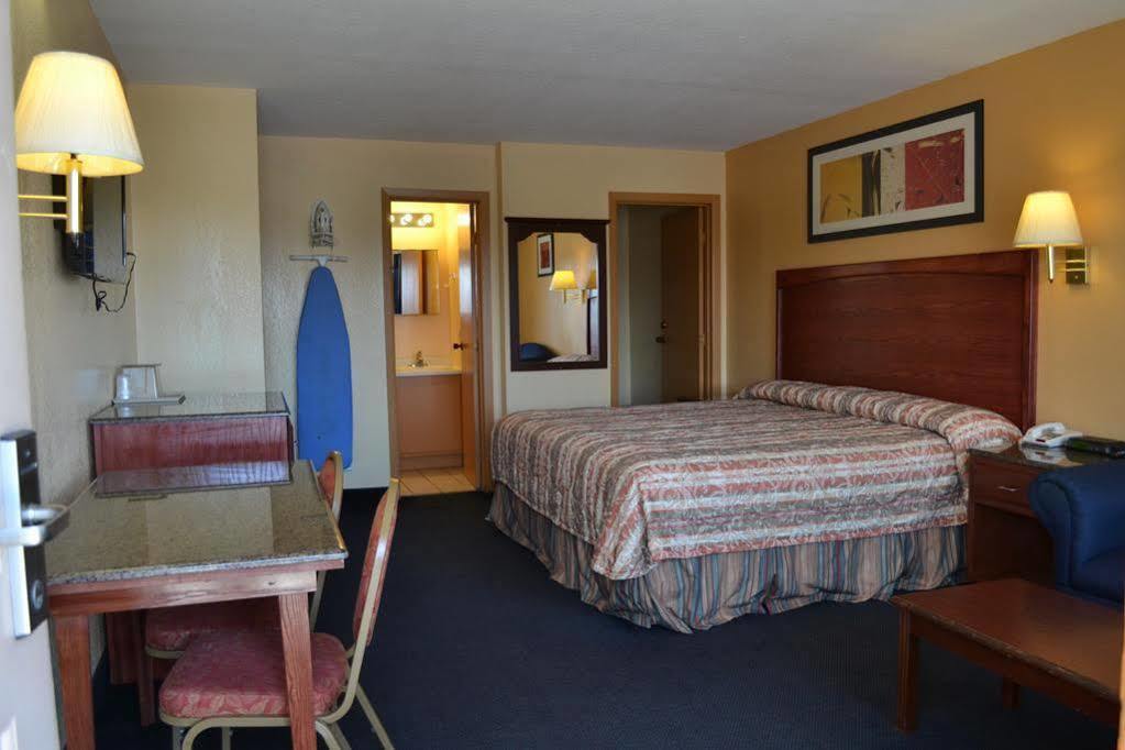 Deluxe Inn And Suites Уэслако Экстерьер фото
