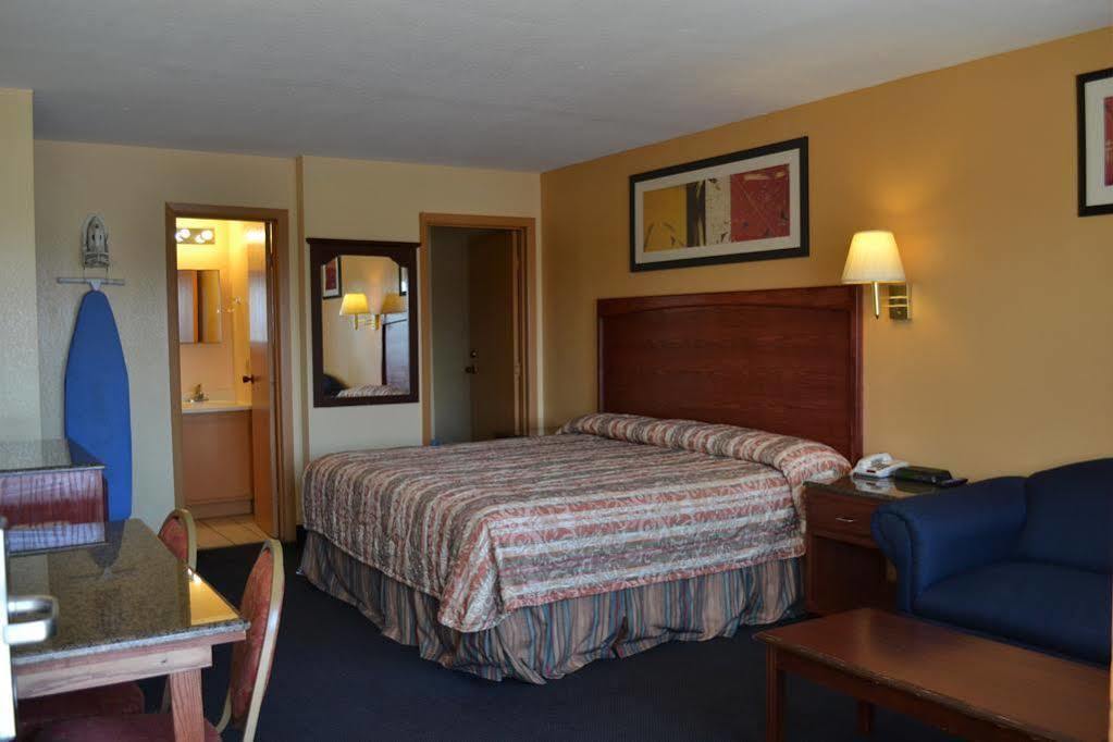 Deluxe Inn And Suites Уэслако Экстерьер фото