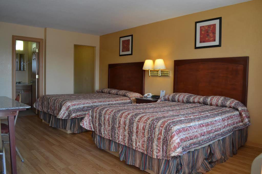Deluxe Inn And Suites Уэслако Экстерьер фото