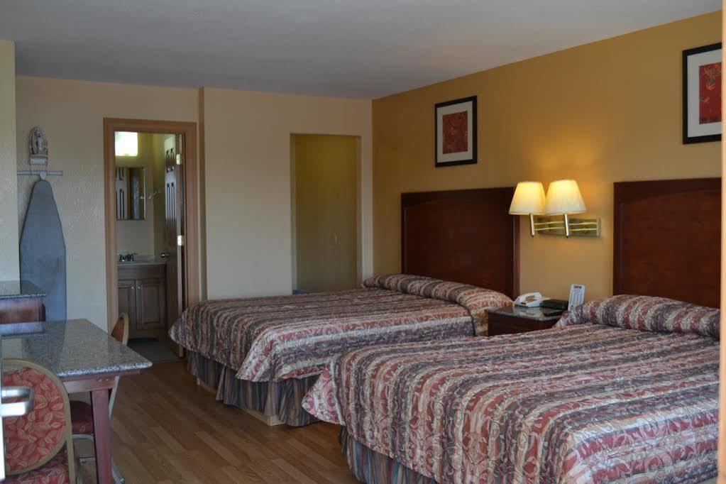 Deluxe Inn And Suites Уэслако Экстерьер фото